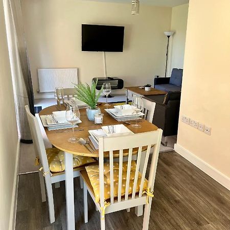 Spacious 2-Bedroom House With Free Parking Chatham  Exterior foto