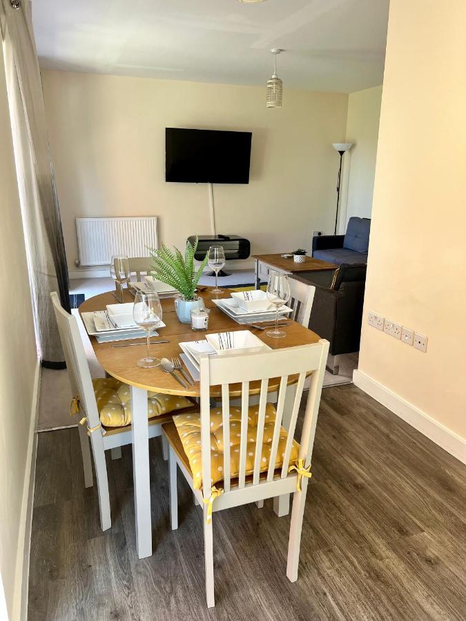 Spacious 2-Bedroom House With Free Parking Chatham  Exterior foto