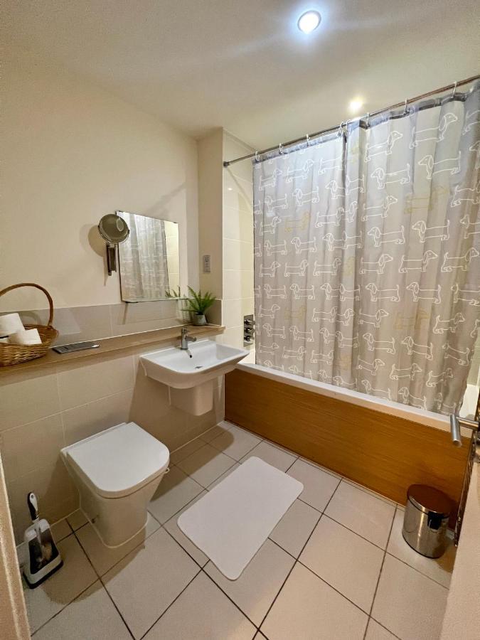 Spacious 2-Bedroom House With Free Parking Chatham  Exterior foto